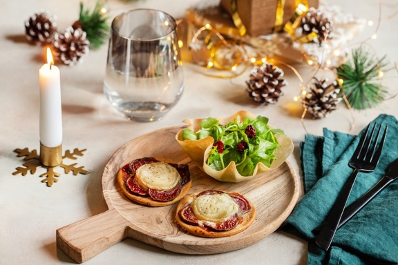 Mini pies with figs and hot goat cheese