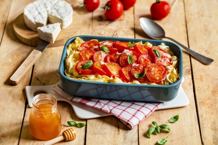 Tagliatelle with goat cheese and honey sauce