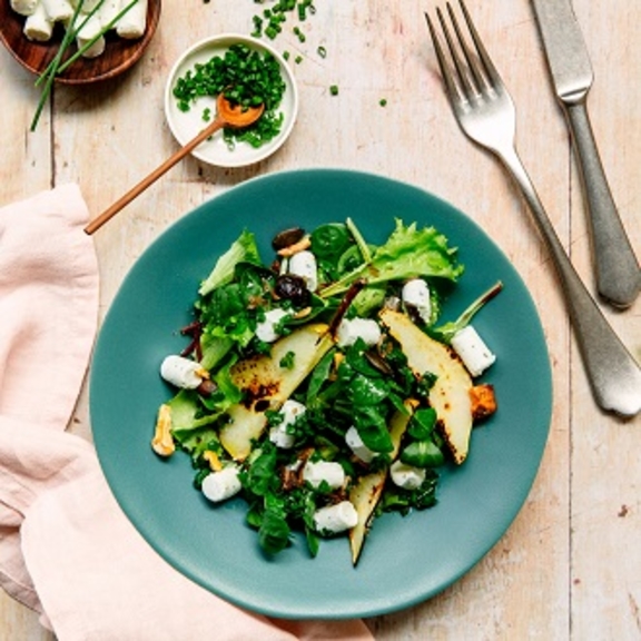 Salad with grilled pears and small logs of goat cheese with herbs
