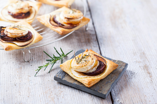 Puff pastry with apples, caramelized onions and goat cheese