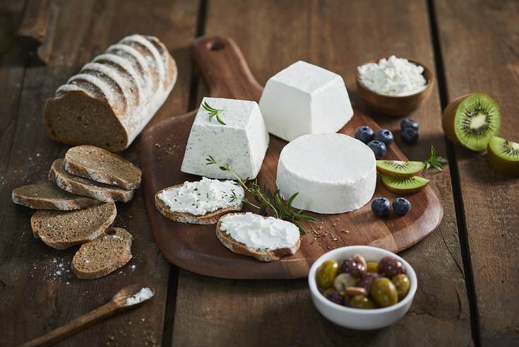Fresh goat cheese with wholegrain bread, blueberries and kiwi as part of a balanced protein-rich meal